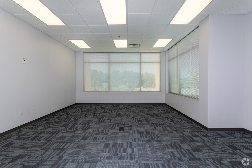 More Photos Of 4259 US-130, Edgewater Park Distribution For Lease