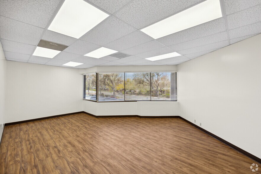 More Photos Of 21250 Califa St, Woodland Hills Research And Development For Lease