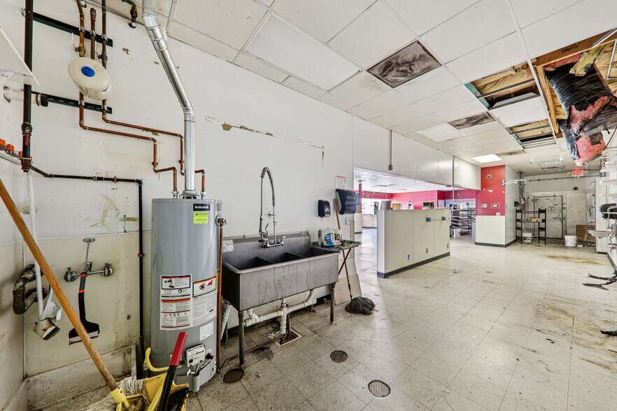 More Photos Of 402 W Johnson St, Pocahontas Flex For Sale