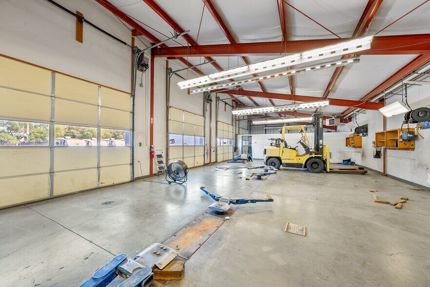 More Photos Of 3976 Crater Lake Ave, Medford Auto Dealership For Lease