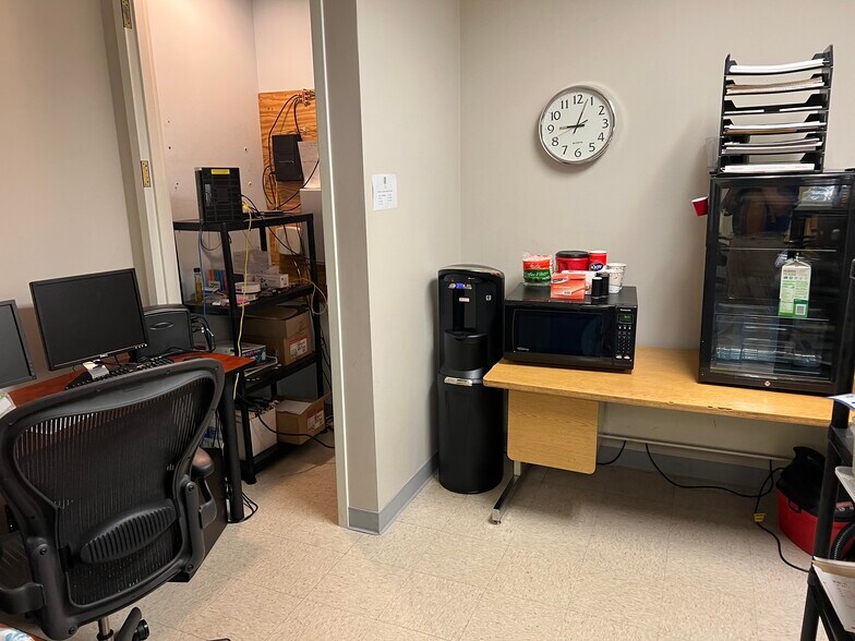 More Photos Of 211 W Wacker Dr, Chicago Office For Lease
