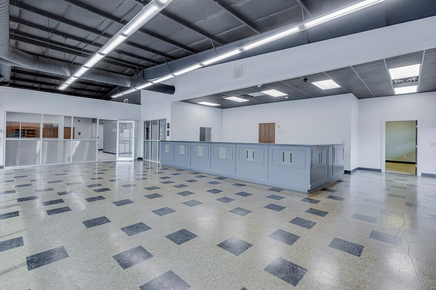 More Photos Of 211 N Pleasantburg Dr, Greenville Light Manufacturing For Sale
