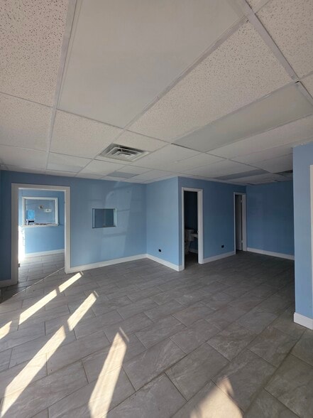 More Photos Of 1071 Waveland Ave, Franklin Park Warehouse For Sale