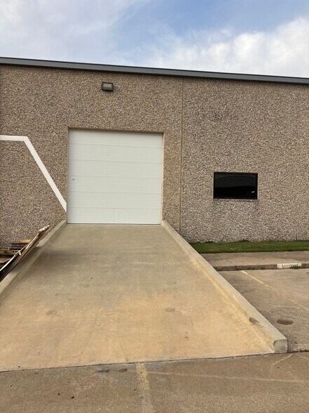 More Photos Of 10939 Shady Trl, Dallas Distribution For Lease