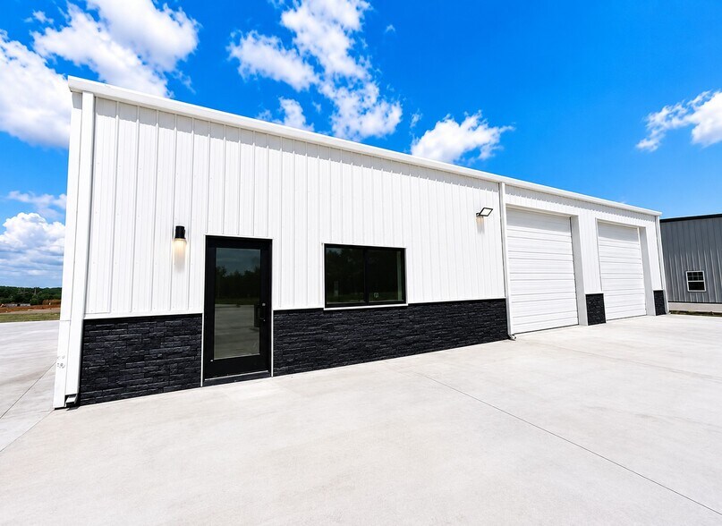 More Photos Of 1030 Moccasin ave, Tahlequah Flex For Lease