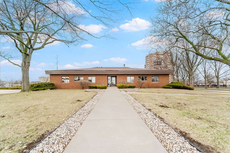 More Photos Of 217 Ceape Ave, Oshkosh Medical For Lease