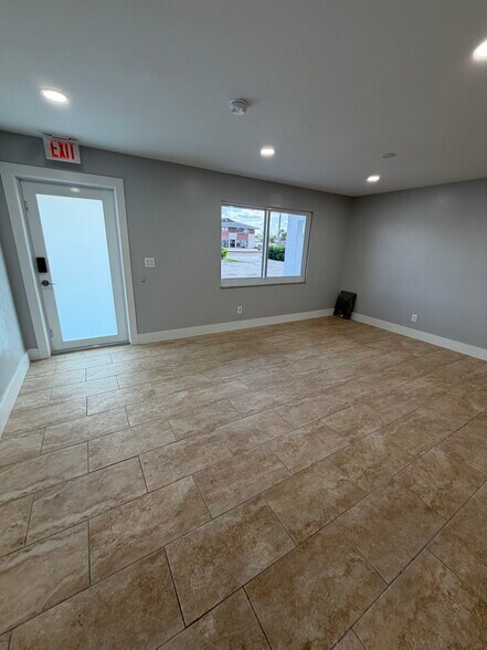 More Photos Of 2700 Evans Ave, Fort Myers Light Manufacturing For Lease