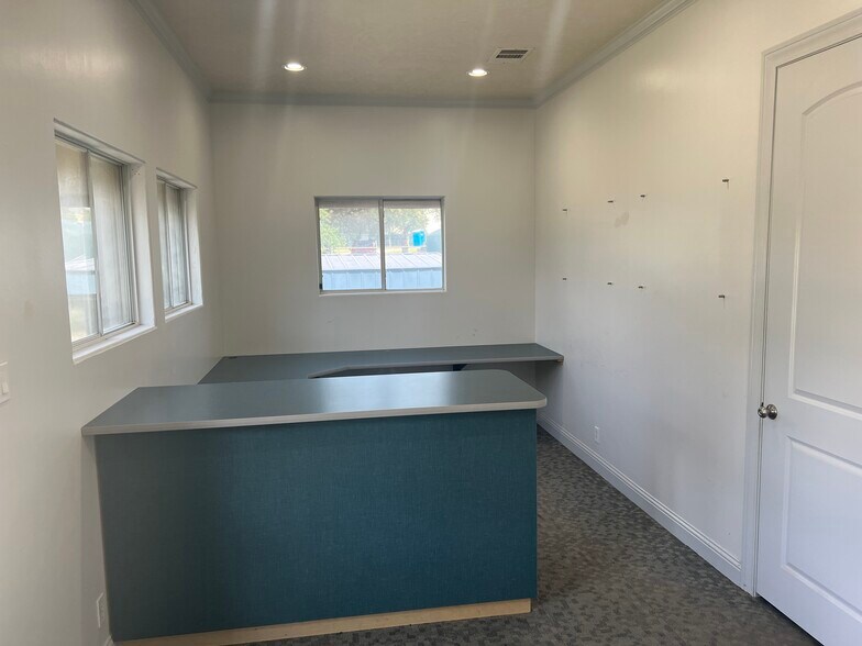 More Photos Of 15402 Dexler Dr, Austin Showroom For Lease