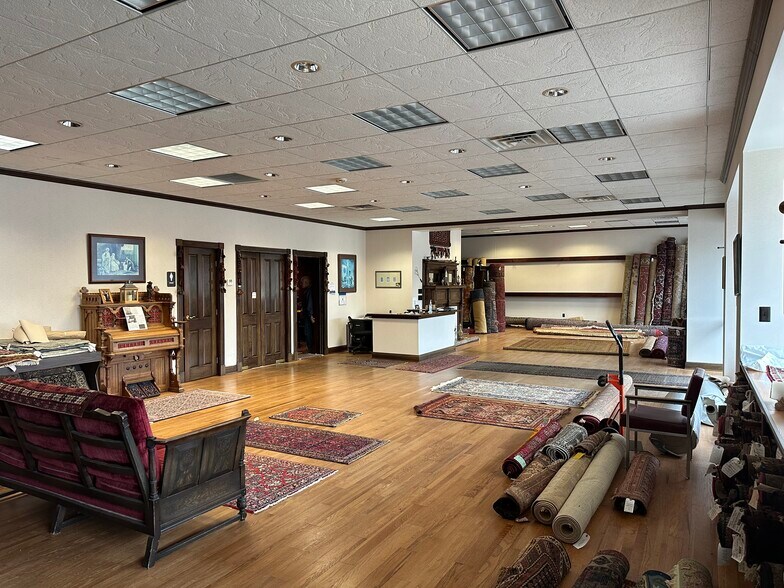 More Photos Of 1236 E Washington St, New Castle Showroom For Sale