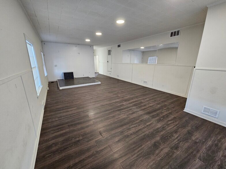 More Photos Of 2436 Central Pky, Cincinnati Loft Creative Space For Sale