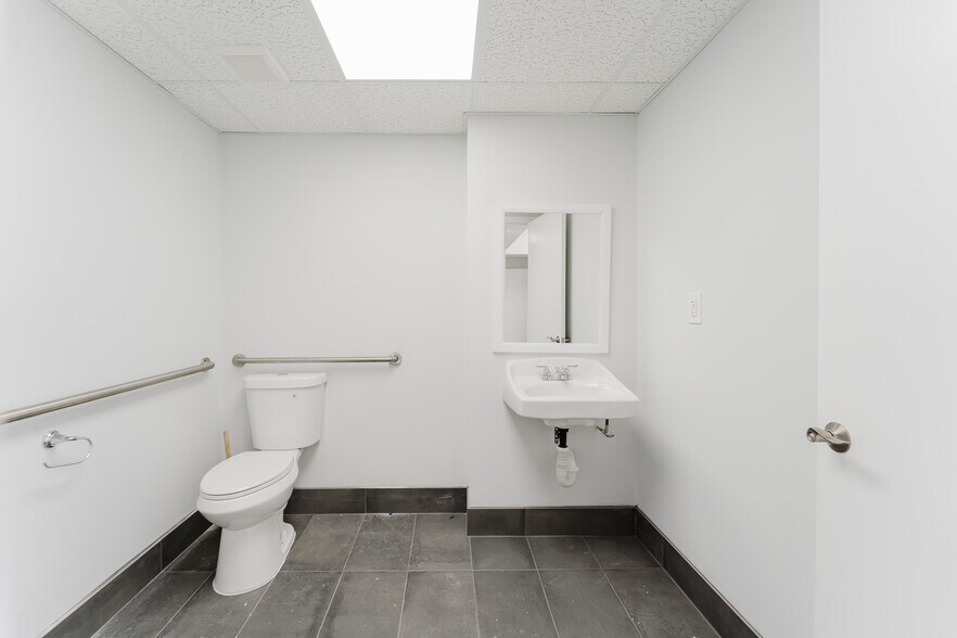 More Photos Of 209 W Hillsboro Blvd, Deerfield Beach General Retail For Lease