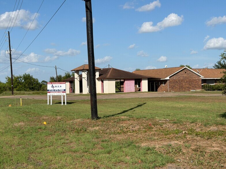 More Photos Of 111 County Road 227, East Bernard Freestanding For Lease
