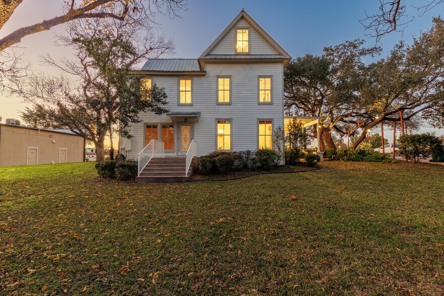 More Photos Of 119 Avenue G, Marble Falls Office For Sale