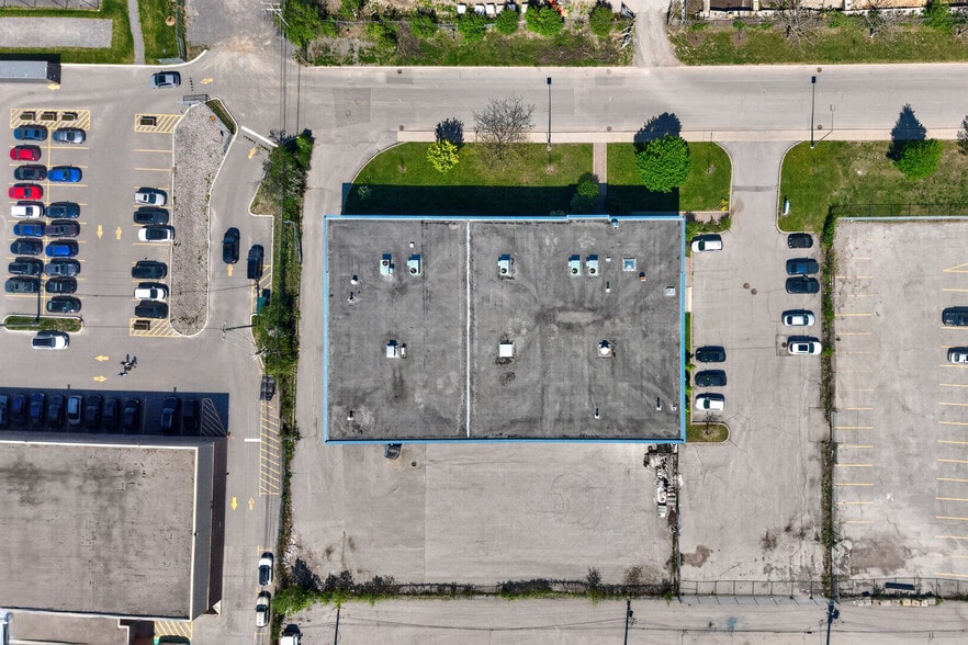More Photos Of 30 Rue Montrose, Dollard-des-Ormeaux Warehouse For Sale