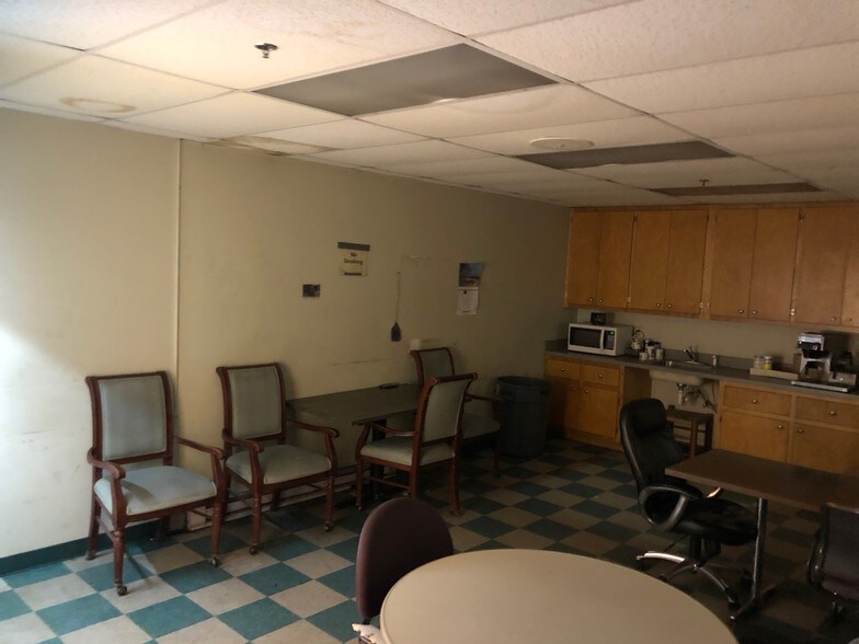 More Photos Of 3809-3811 Castlewood Rd, Richmond Warehouse For Lease