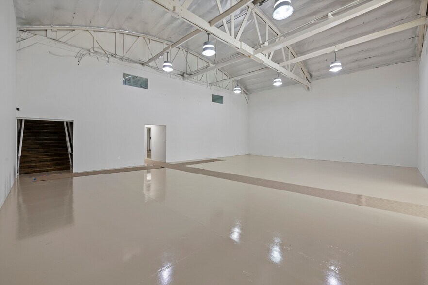 More Photos Of 11807 Santa Monica Blvd, Los Angeles Storefront For Lease