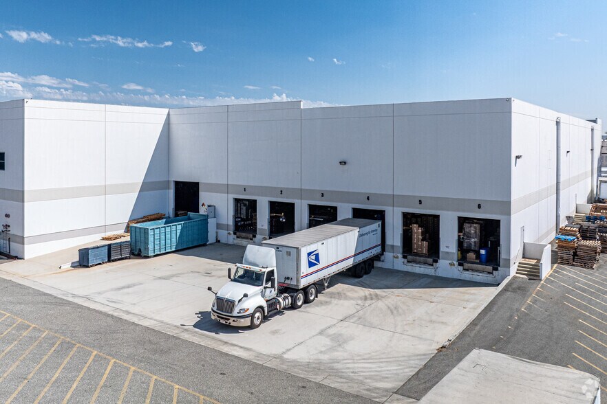 More Photos Of 6600 Bandini Blvd, Commerce Distribution For Lease