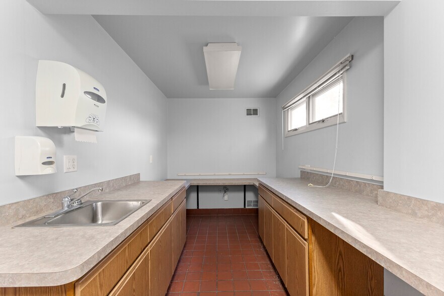 More Photos Of 435 Sumpter rd, Belleville Hospital For Sale