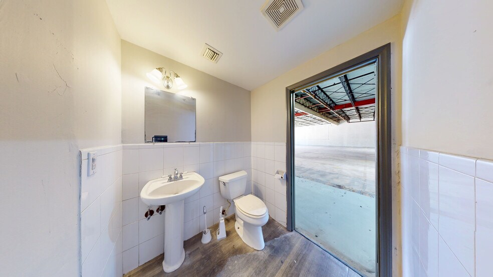 More Photos Of 8007-8115 NW 74th Ave, Miami Warehouse For Lease