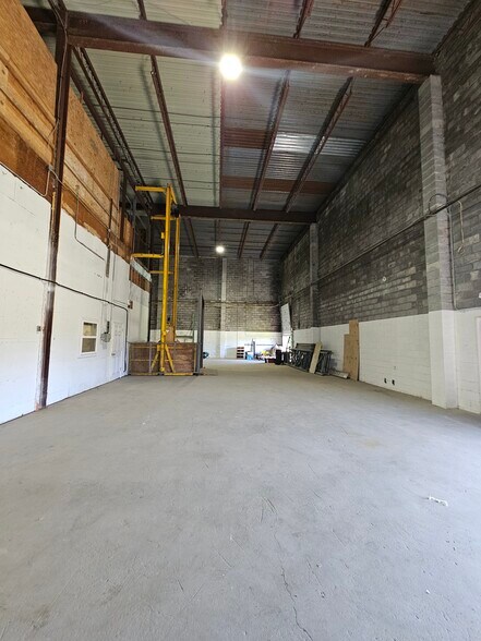 More Photos Of 43 Transport Ln, Pine Island Warehouse For Lease