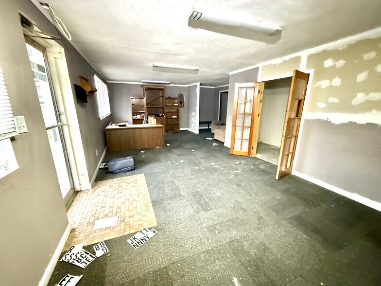 More Photos Of 18845 IL-54, De Witt General Retail For Sale