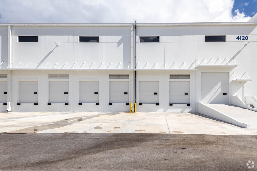 More Photos Of 4120 W 91st Pl, Hialeah Unknown For Lease