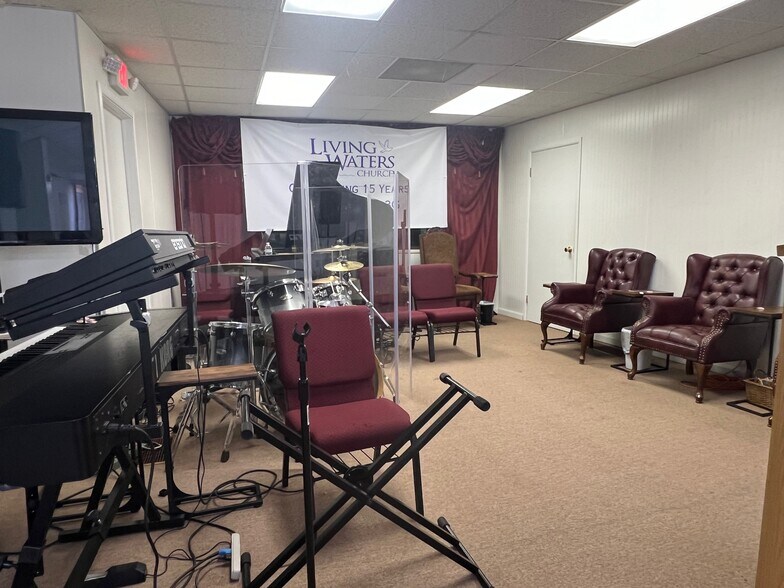 More Photos Of 2379 Emmons Ave, Warren Religious Facility For Lease