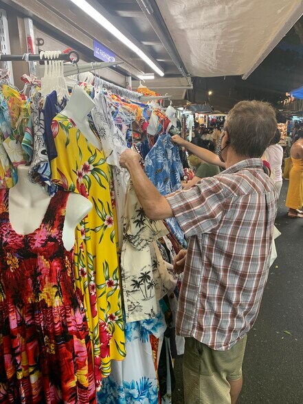 More Photos Of 5 Dukes Lane, Honolulu Storefront For Lease