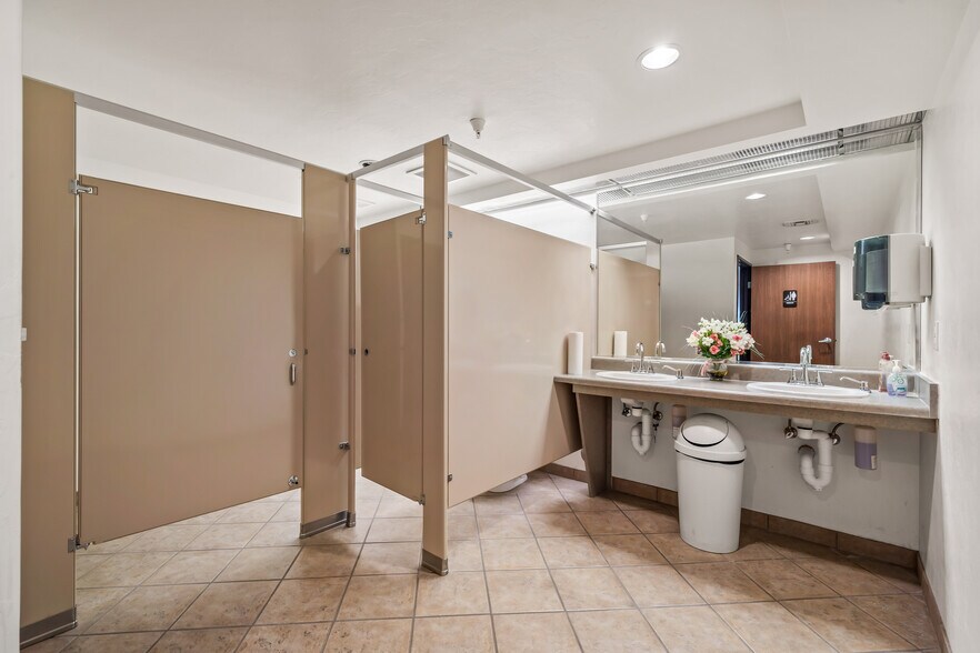 More Photos Of 6992 E Broadway Blvd, Tucson Office For Sale