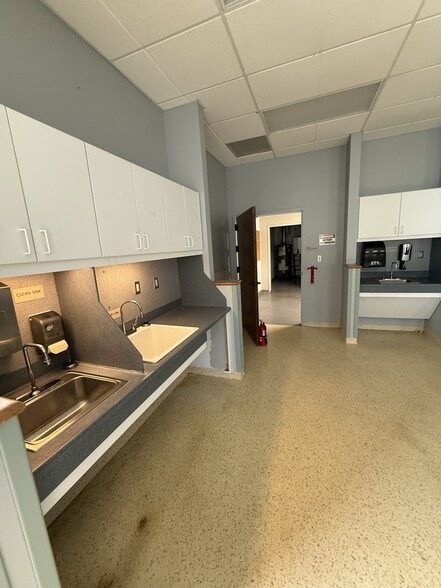 More Photos Of 305 River Dr, LaFollette Medical For Sale