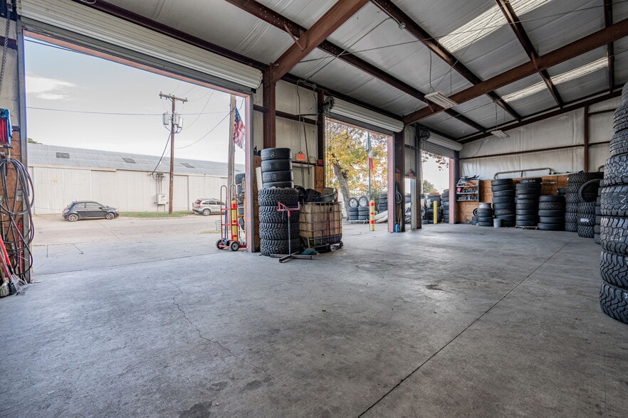 More Photos Of 2662 Lombardy Ln, Dallas Warehouse For Sale
