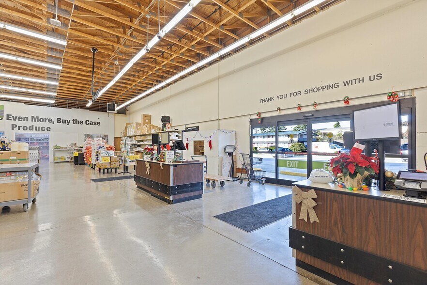 More Photos Of 156 NE 7th St, Newport Supermarket For Sale