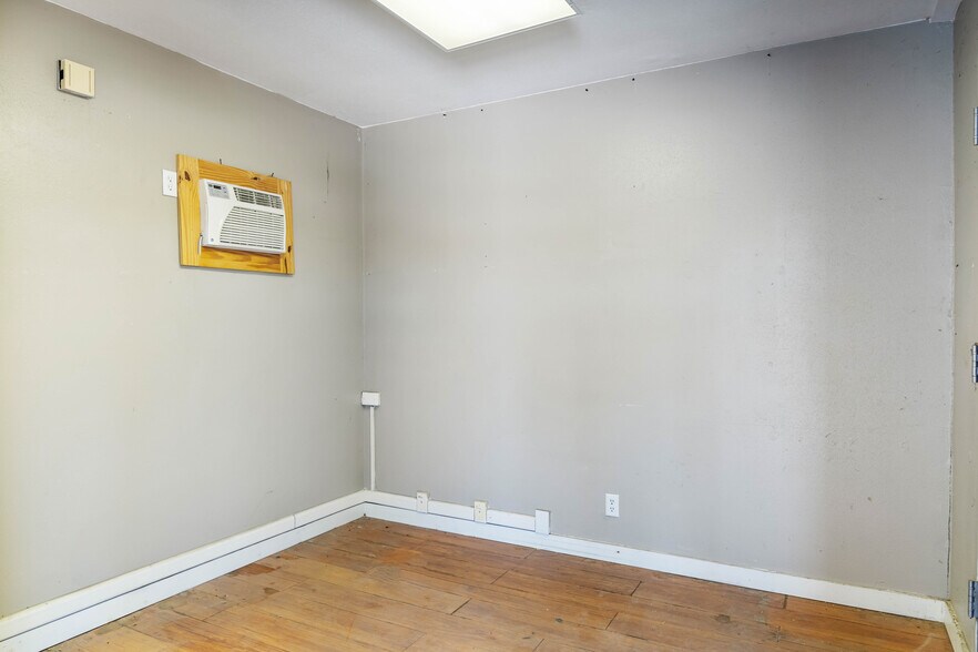 More Photos Of 4064 N Panam Expy, San Antonio Light Distribution For Sale