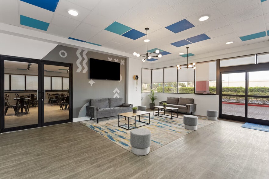 More Photos Of 2500 33rd St, Orlando Hotel For Sale