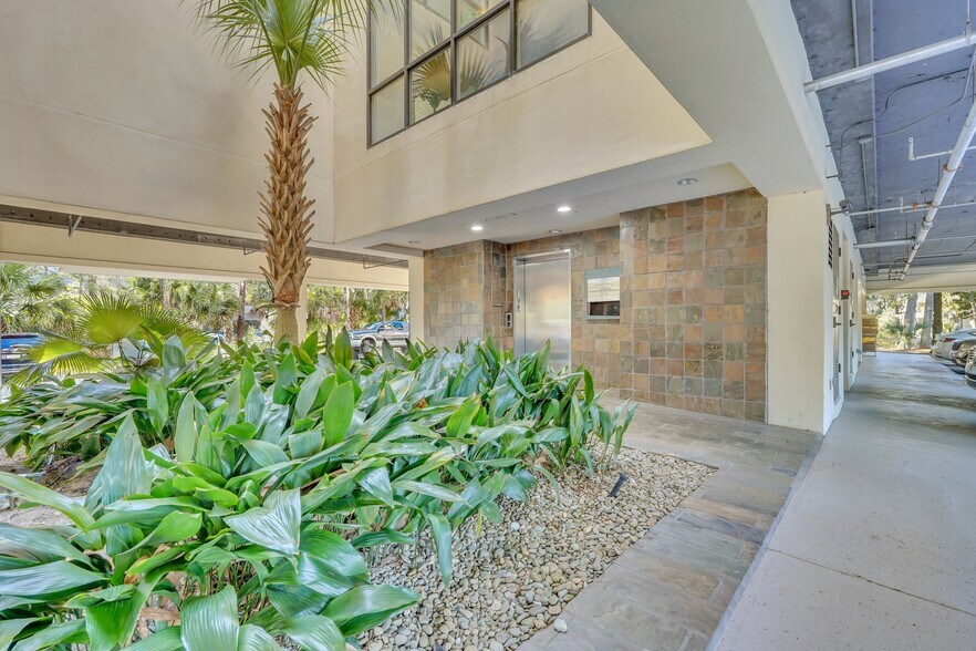 More Photos Of 52 New Orleans Rd, Hilton Head Island Office For Sale