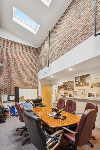 More Photos Of 422 Mill St, Bristol Office For Sale