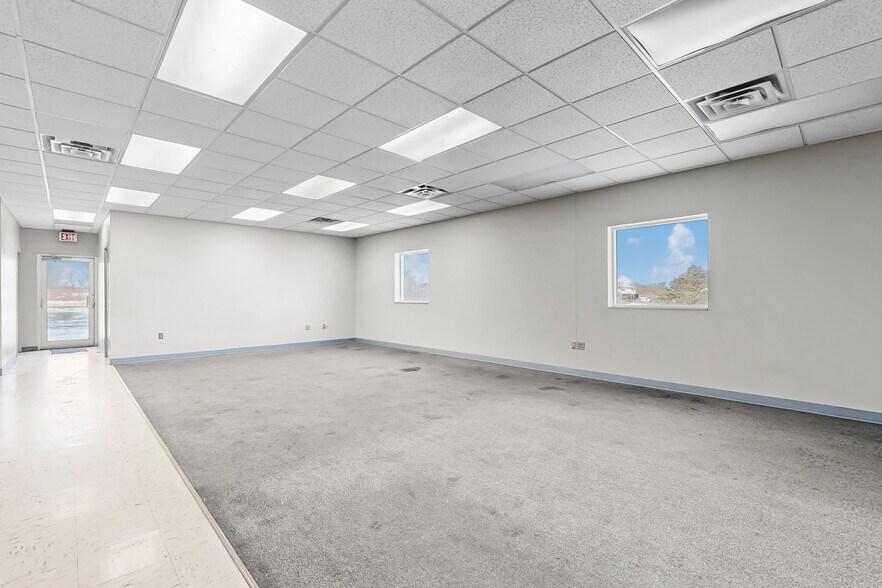 More Photos Of 701 Technology Pl, Waverly Manufacturing For Lease