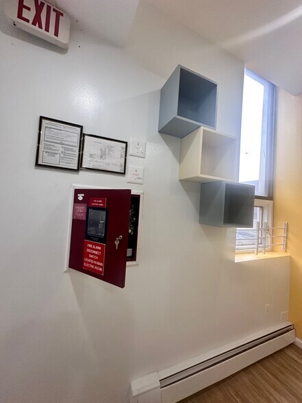 More Photos Of 1143-1147 47th Ave, Long Island City Showroom For Lease