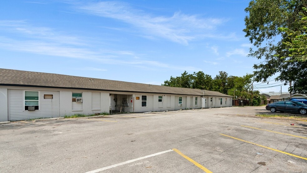 More Photos Of 8221 Brumblay St, Houston Multifamily For Sale