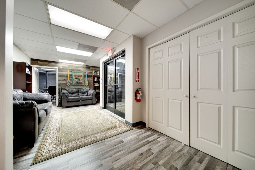 More Photos Of 136 Walton Ferry Rd, Hendersonville Office For Sale