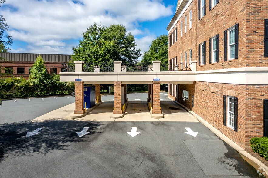 More Photos Of 10400 Mallard Creek Rd, Charlotte Office For Lease