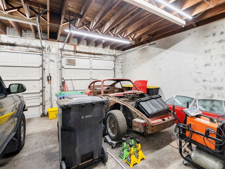 More Photos Of 1305 SE Belmont St, Portland Office For Sale
