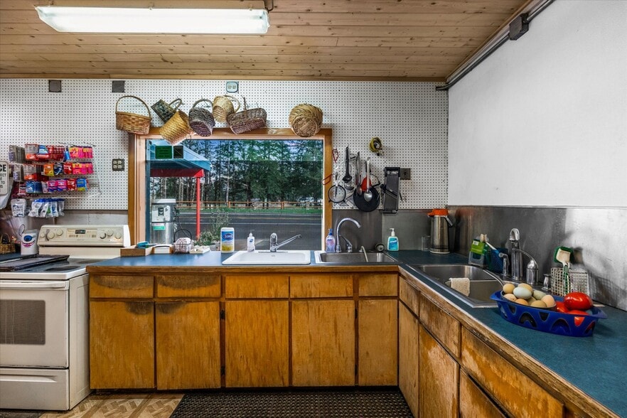 More Photos Of 7550 Logsden Rd, Logsden Convenience Store For Sale