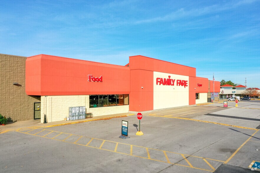 More Photos Of 5110 S 108th St, Omaha Supermarket For Lease
