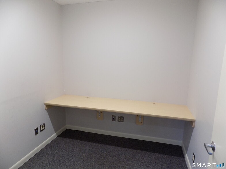 More Photos Of 85 Beleden Gardens Dr, Bristol Medical For Sale