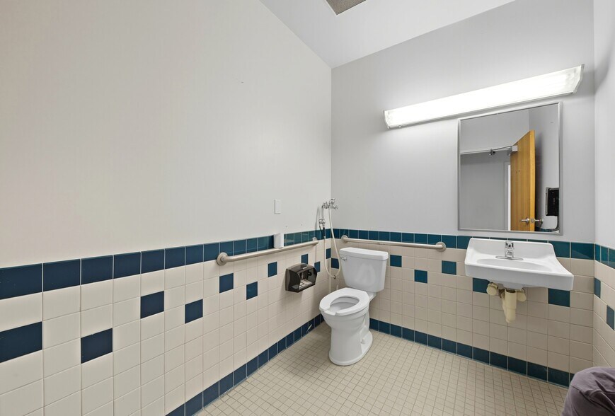 More Photos Of 508-514 Canterbury Rd, Kings Mountain Flex For Sale