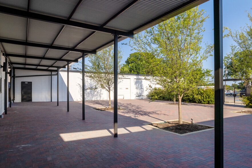 More Photos Of 300 E Division St, Arlington Restaurant For Lease