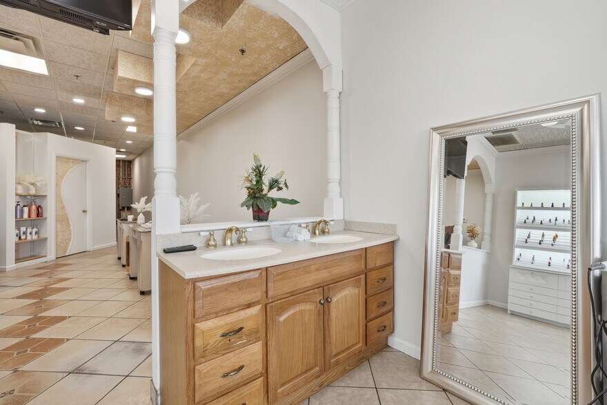 More Photos Of 9536 Liberia Ave, Manassas Supermarket For Lease