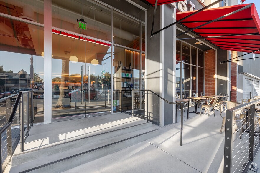 More Photos Of 6725 W Sunset Blvd, Los Angeles Office For Lease