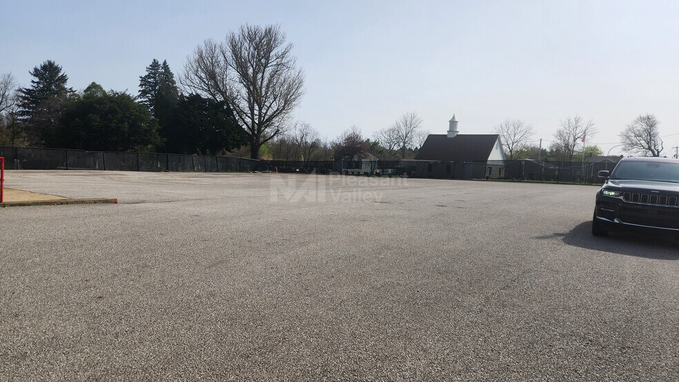 More Photos Of 3775 Mogadore Rd, Mogadore Showroom For Lease